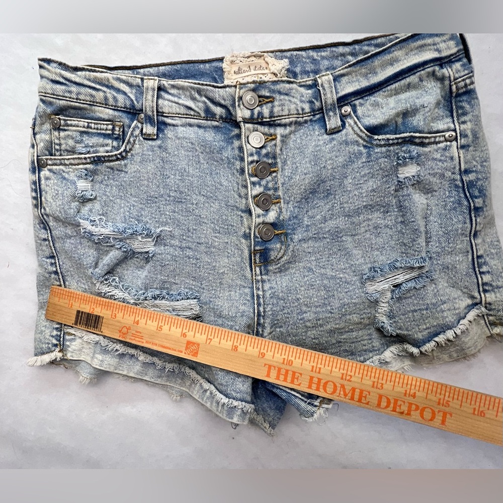 Altar'd State Light Wash Button Fly Raw Hem Boho Distressed Denim Shorts Size 31 - Picture 7 of 9